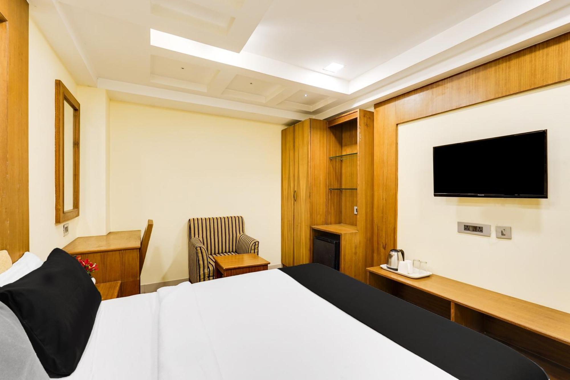 Super Townhouse Oak Alandur Near Chennai Airport Formerly Vijay Park Екстер'єр фото